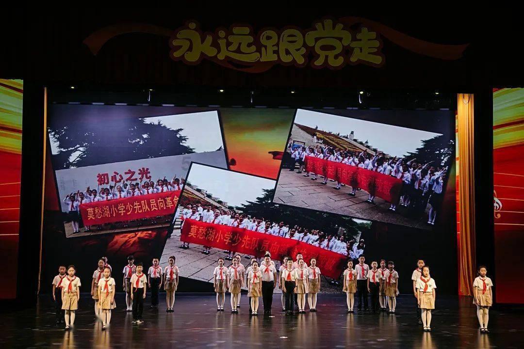 城镇化是让农民进城，还是说把农村建设成城镇一样？为何这么说？游戏画面