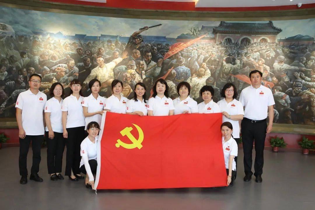 果子狸闯入曲靖一村民家中，龇牙咧嘴，吓坏村民！