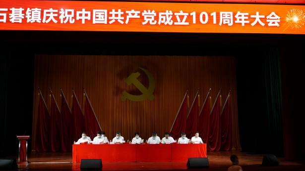 一面锦旗背后的暖心故事,临沂瑞和物业用心守护每一位业主