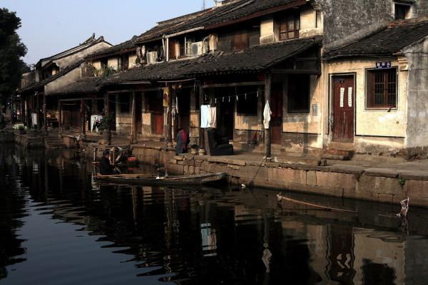 城镇化是让农民进城，还是说把农村建设成城镇一样？为何这么说？游戏画面
